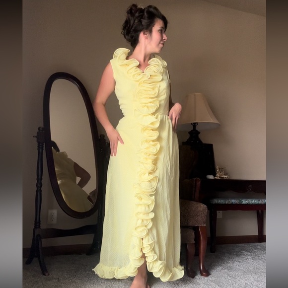 Vintage Elegant Yellow Ruffled Dress - Picture 1 of 6